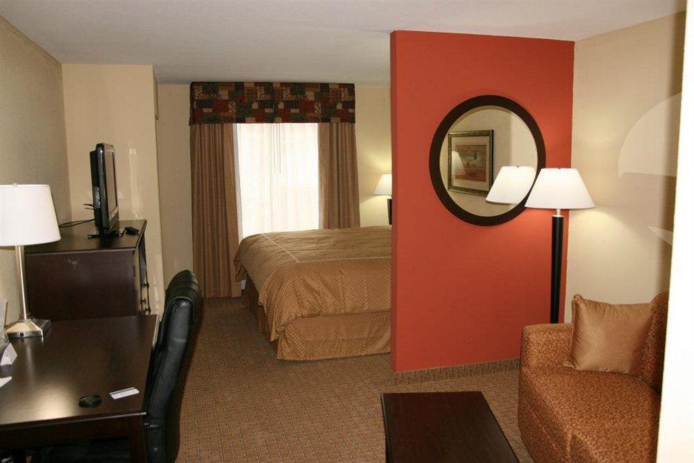 Comfort Suites Bloomington I-55 And I-74 מראה חיצוני תמונה